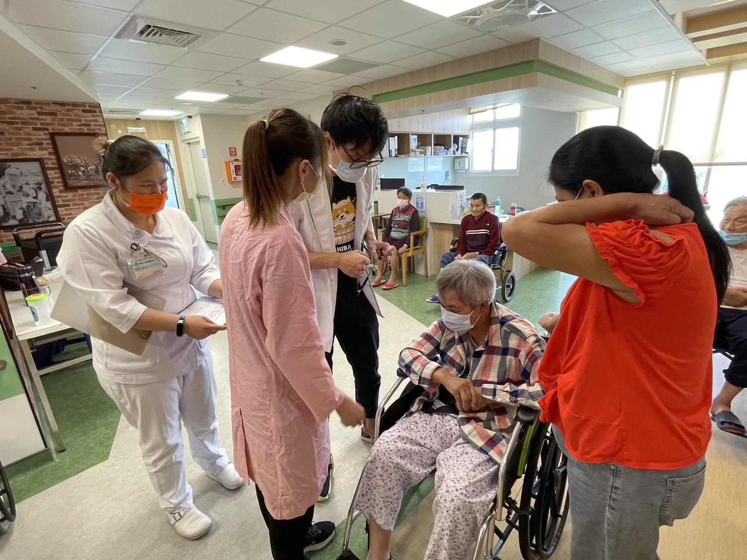 銀寶長照社團法人私立後龍住宿長照機構-巡迴醫生前來