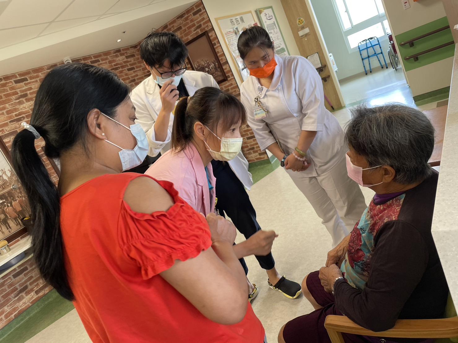 銀寶長照社團法人私立後龍住宿長照機構-巡迴醫生前來