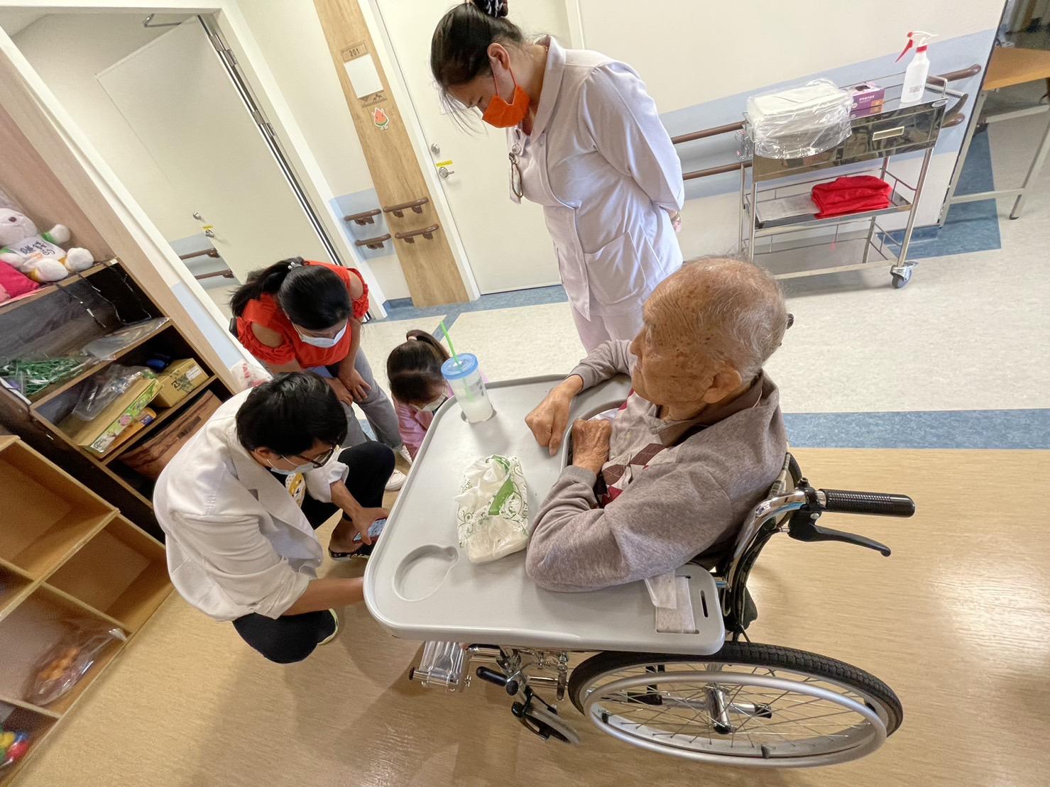 銀寶長照社團法人私立後龍住宿長照機構-巡迴醫生前來